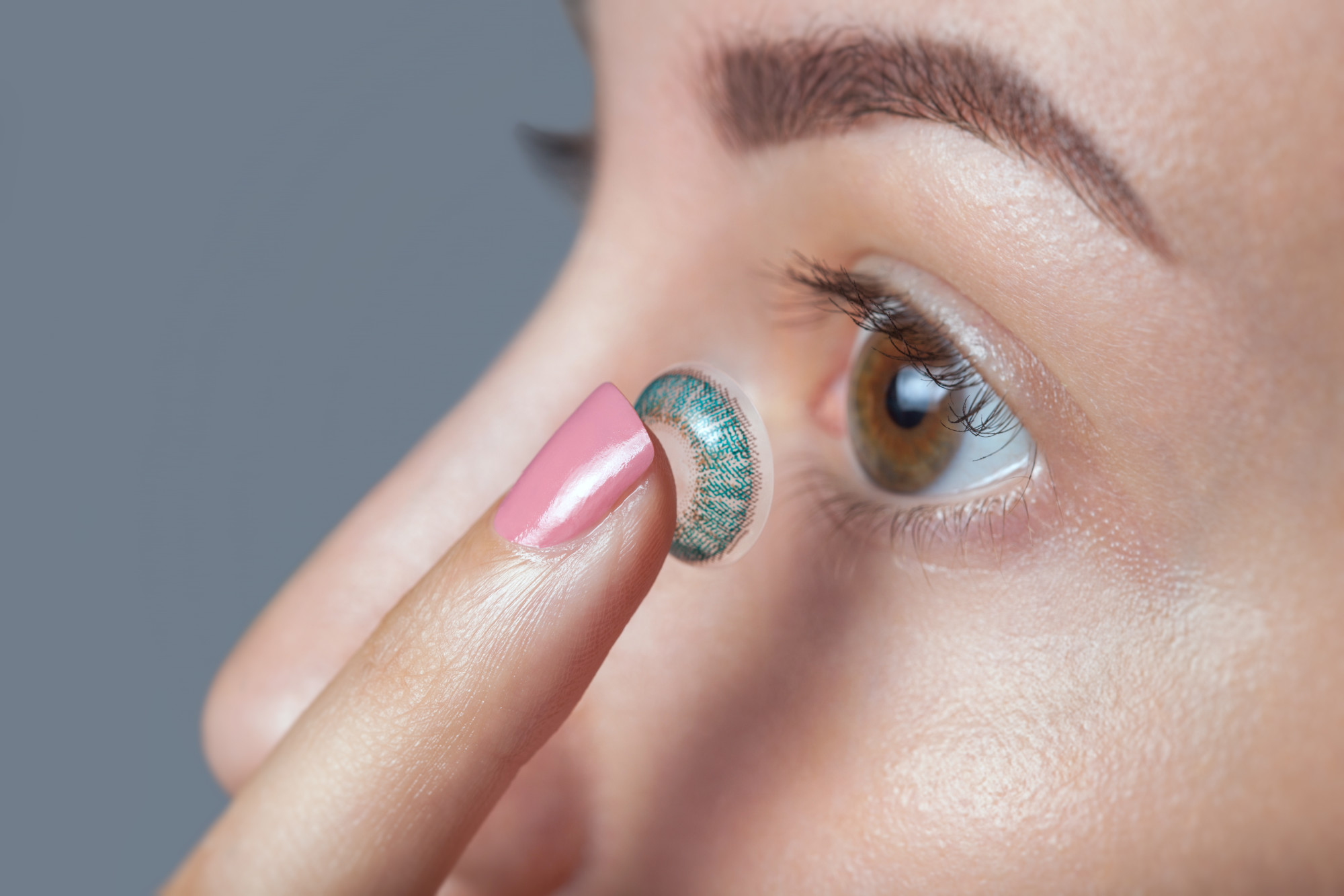 Are you considering getting prescription contact lenses instead of wearing your glasses all the time? Discover 5 benefits of prescription contact lenses.
