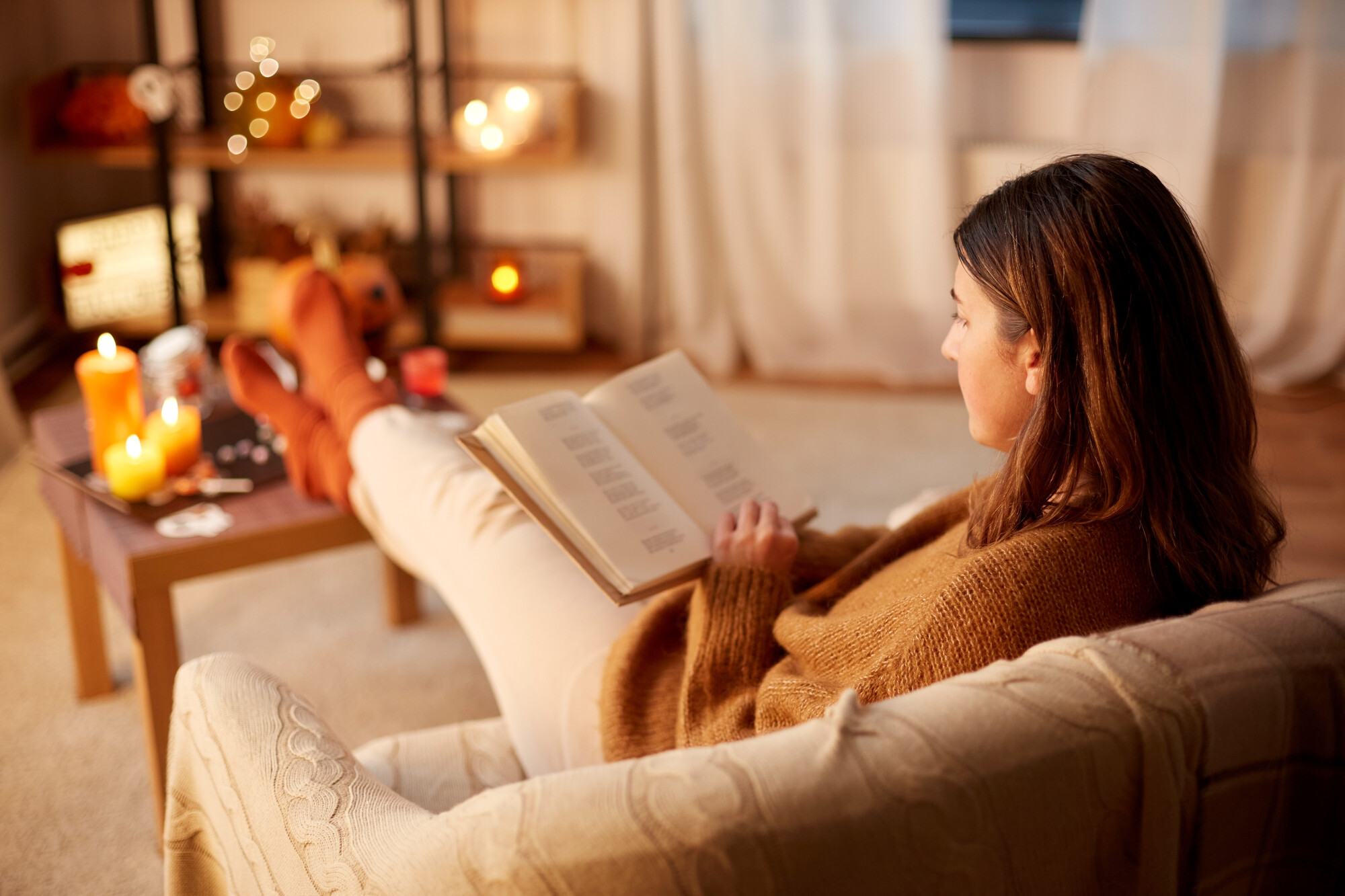 Are you looking for a few ways to make your home more warm and welcoming? Here are 12 sure ways to create a cozy home environment.
